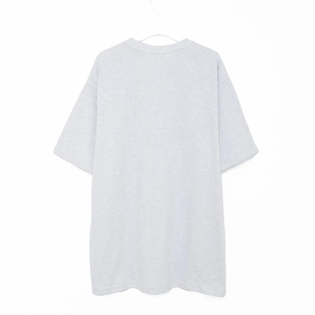 グラフィッククローバーTシャツ
