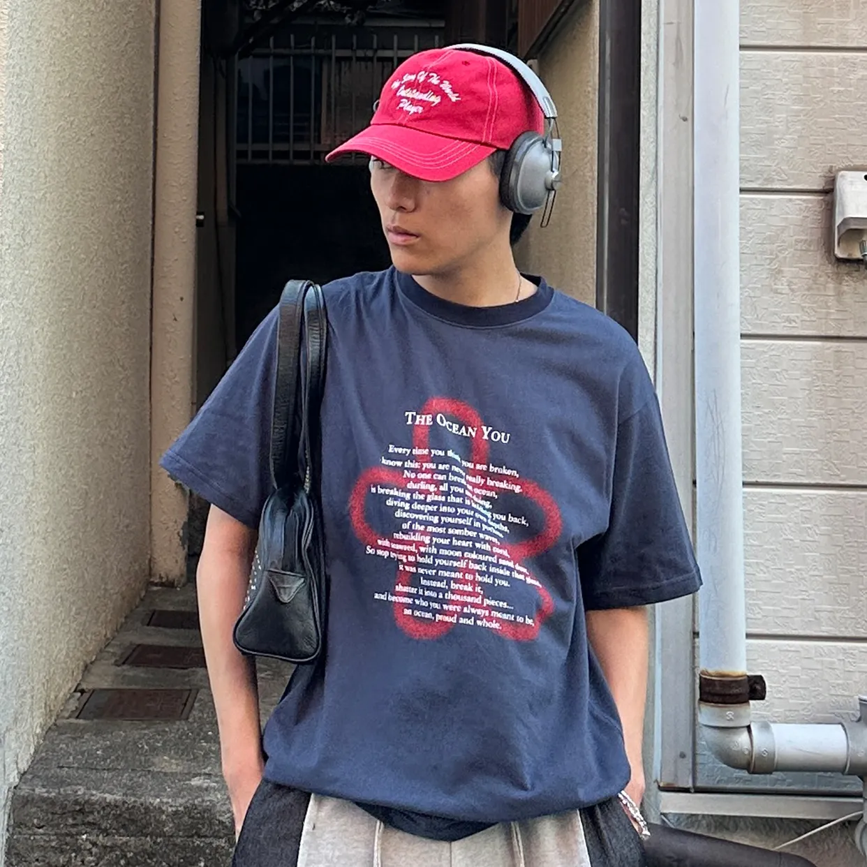 グラフィッククローバーTシャツ