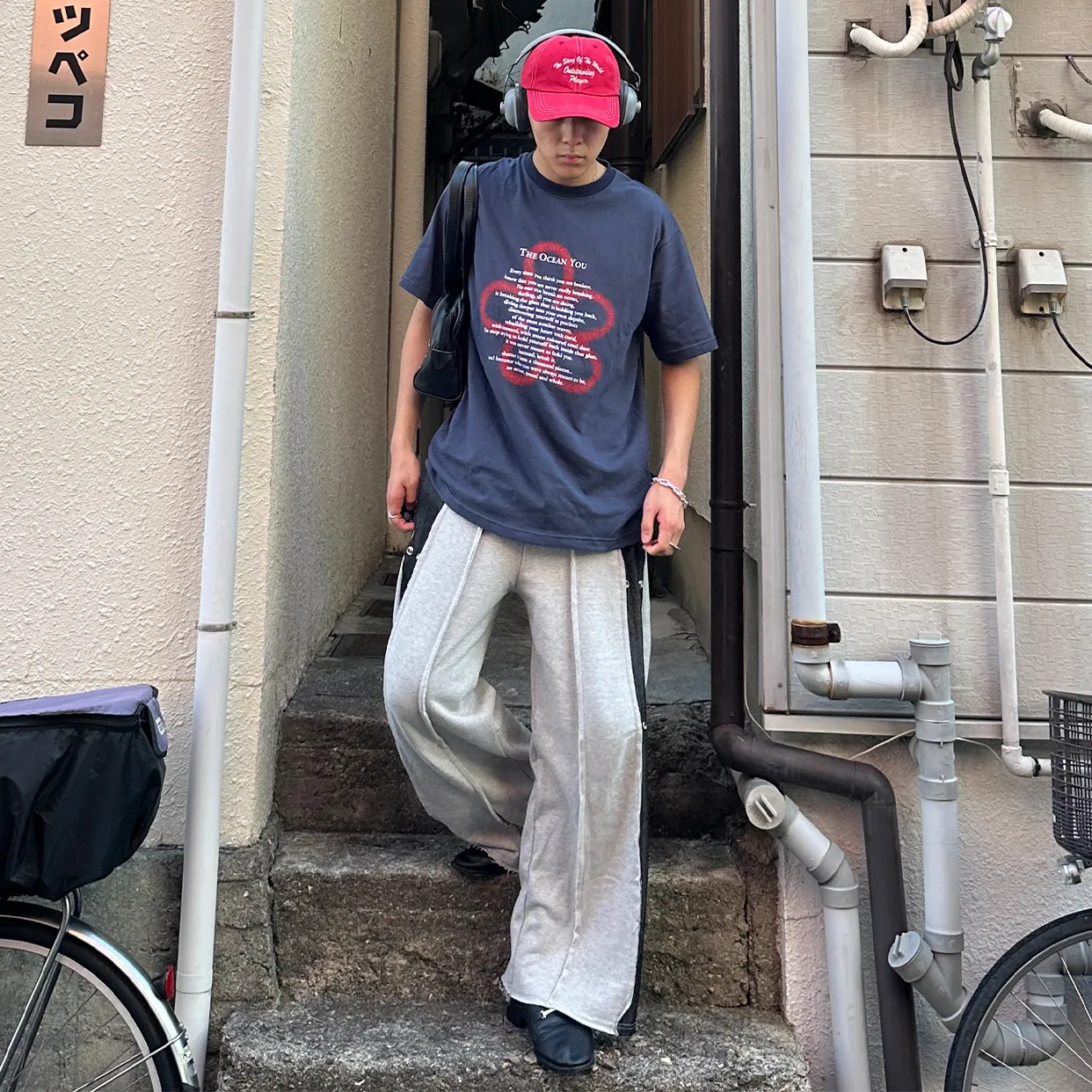 グラフィッククローバーTシャツ