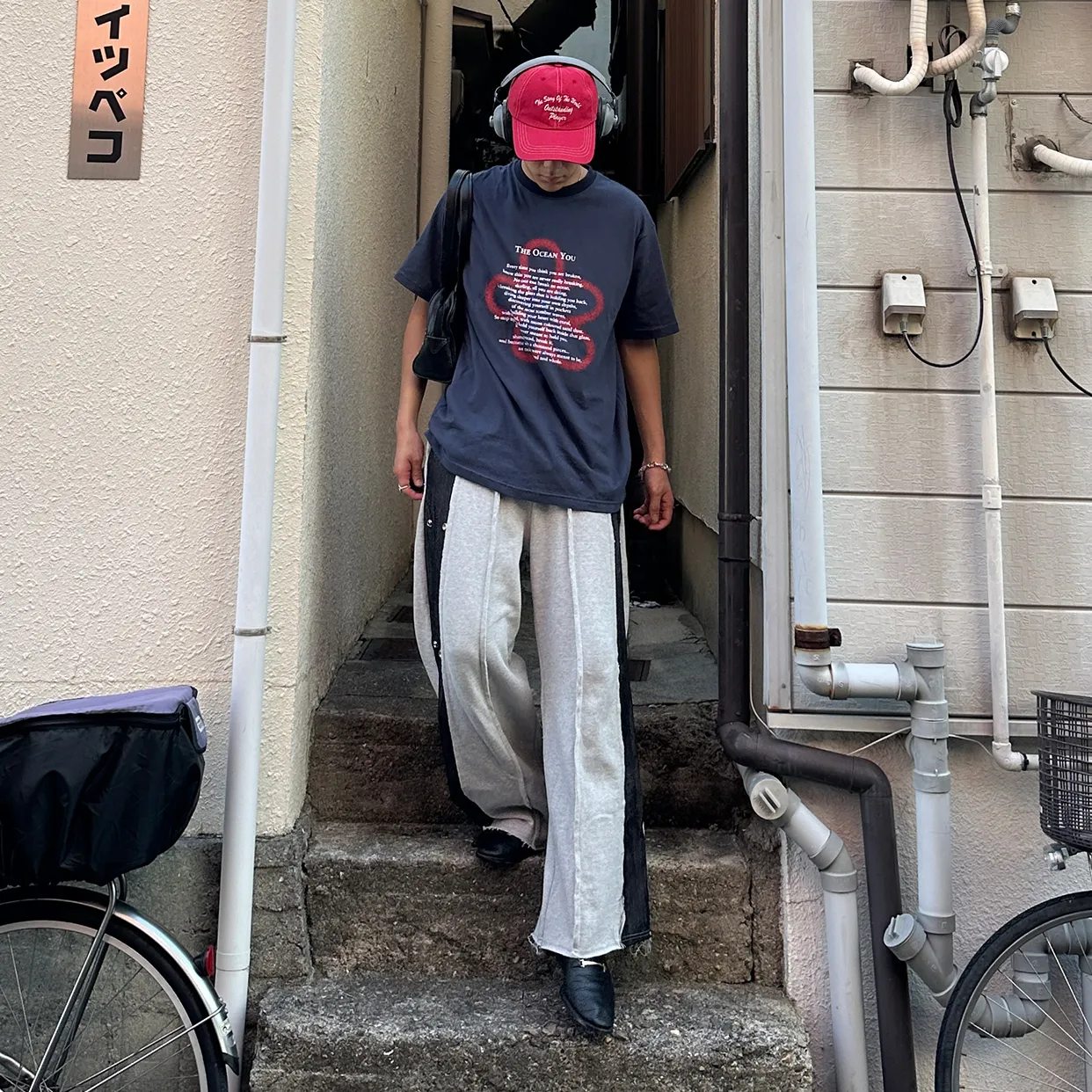 グラフィッククローバーTシャツ