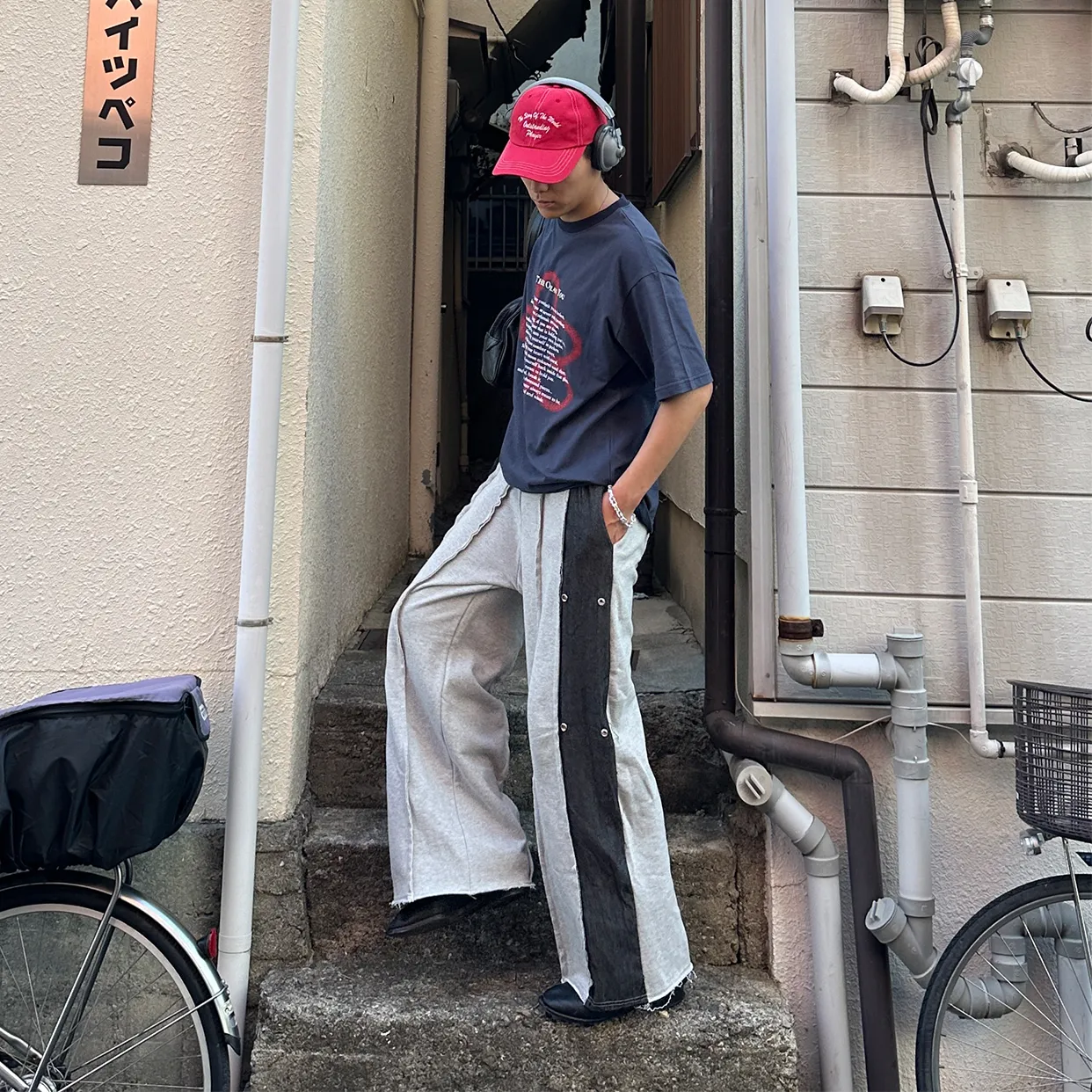 グラフィッククローバーTシャツ