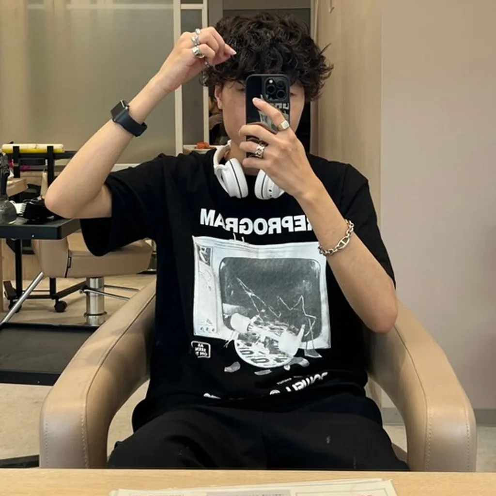ユニセックスグラフィック半袖Tシャツ