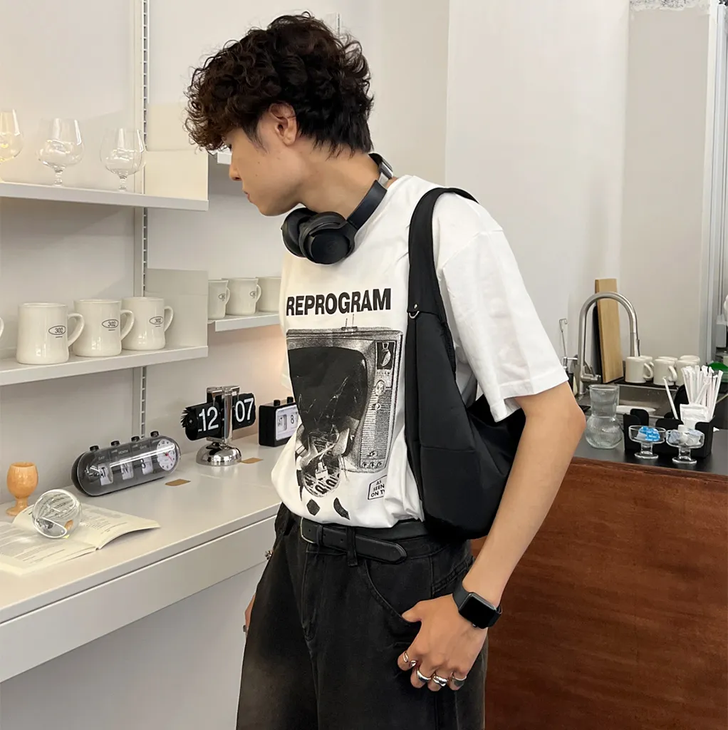 ユニセックスグラフィック半袖Tシャツ