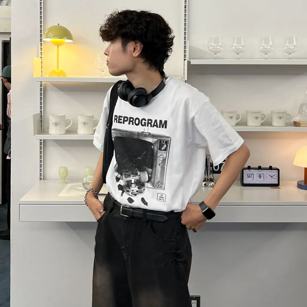 ユニセックスグラフィック半袖Tシャツ