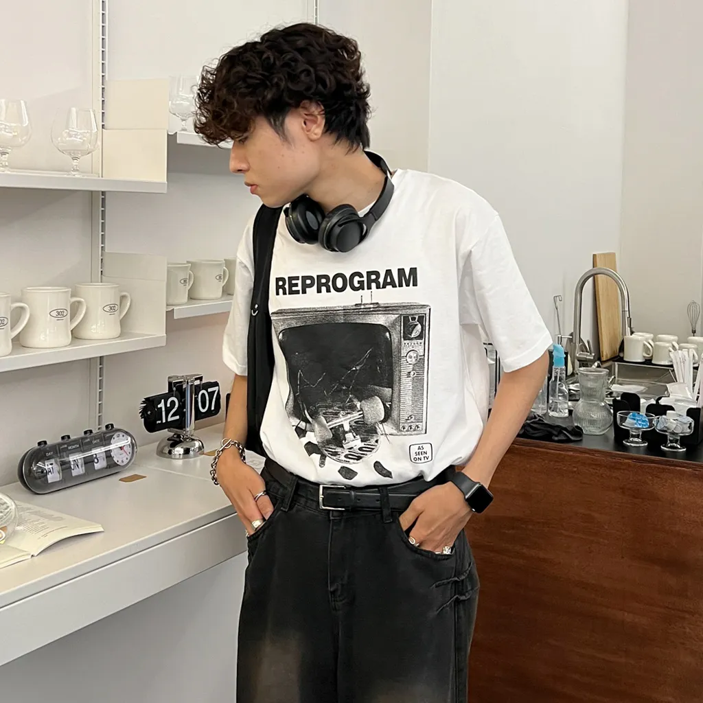 ユニセックスグラフィック半袖Tシャツ