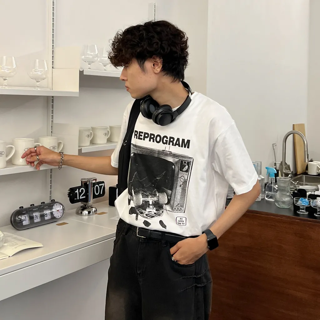 ユニセックスグラフィック半袖Tシャツ