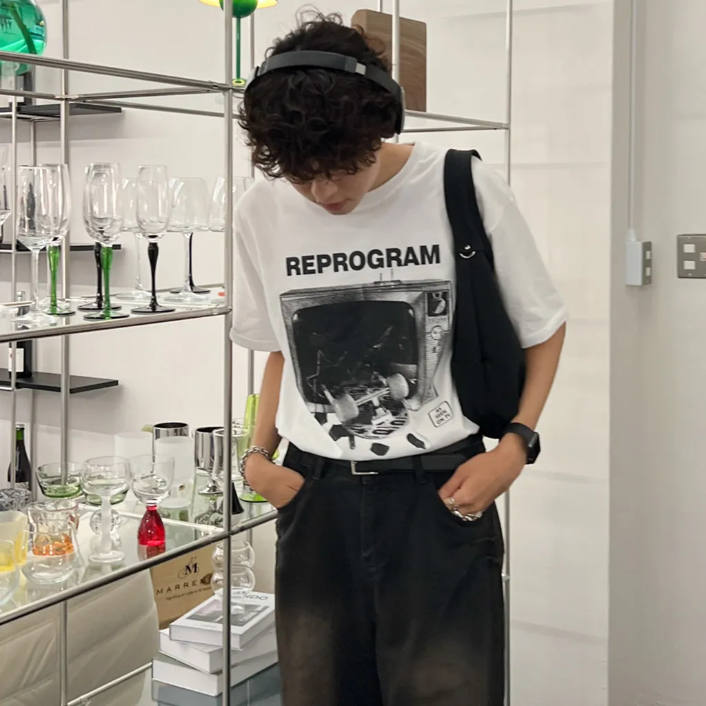 ユニセックスグラフィック半袖Tシャツ