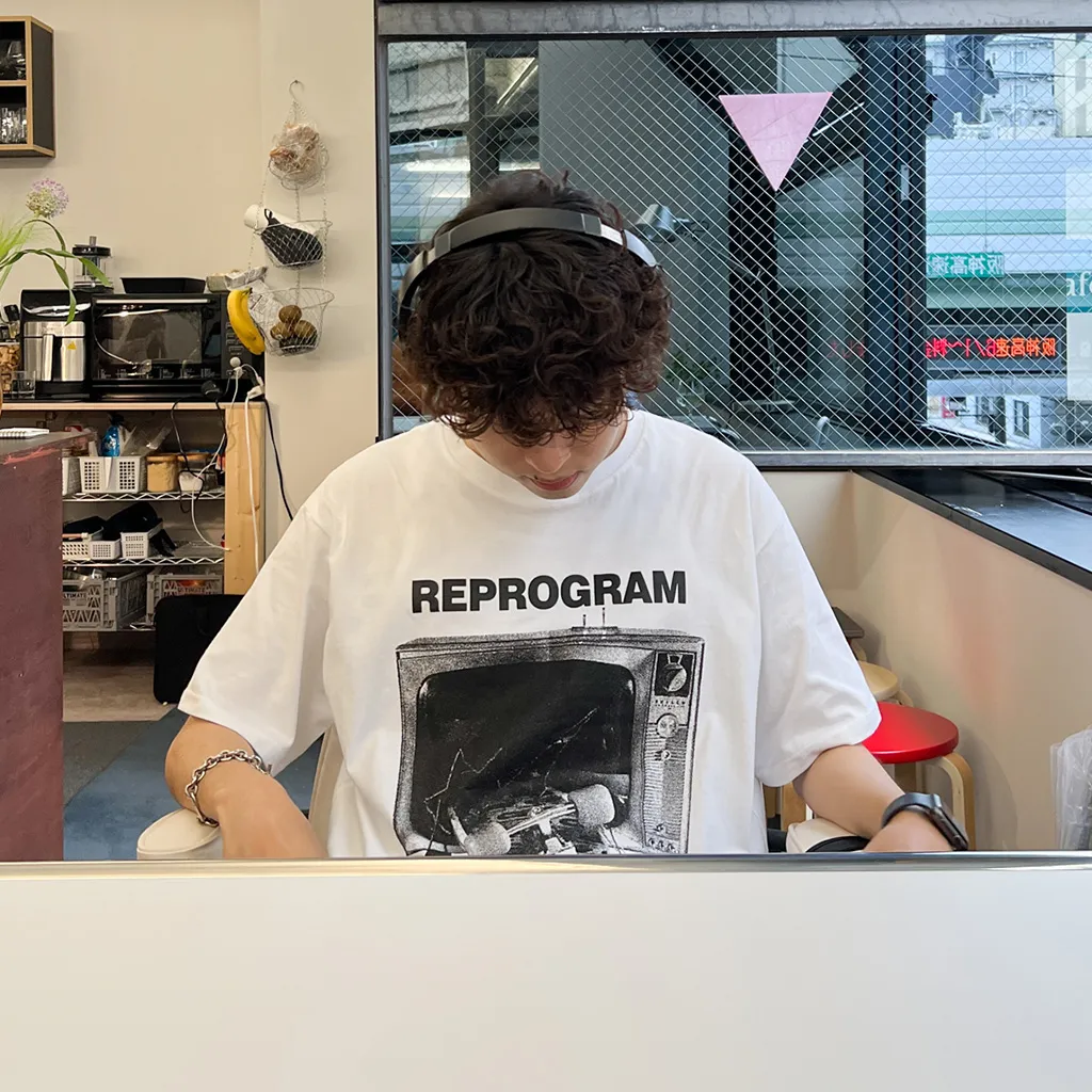 ユニセックスグラフィック半袖Tシャツ