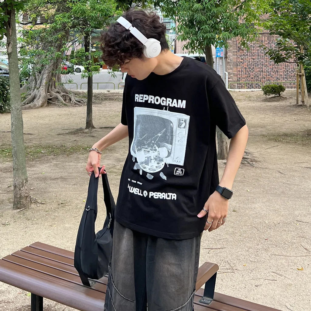 ユニセックスグラフィック半袖Tシャツ