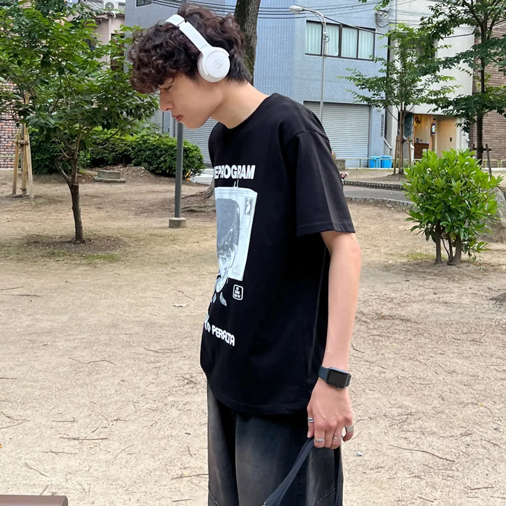 ユニセックスグラフィック半袖Tシャツ