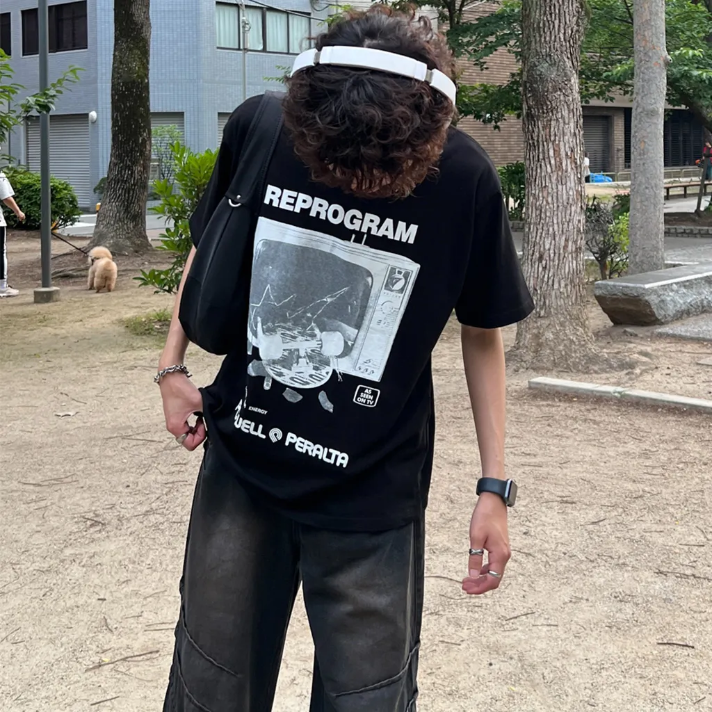 ユニセックスグラフィック半袖Tシャツ