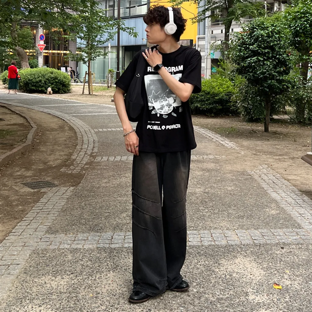 ユニセックスグラフィック半袖Tシャツ