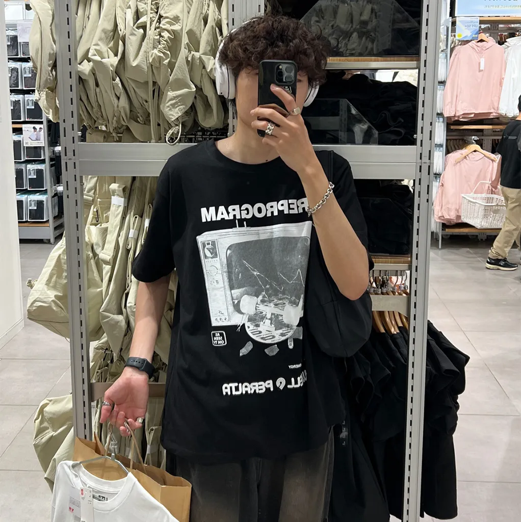 ユニセックスグラフィック半袖Tシャツ