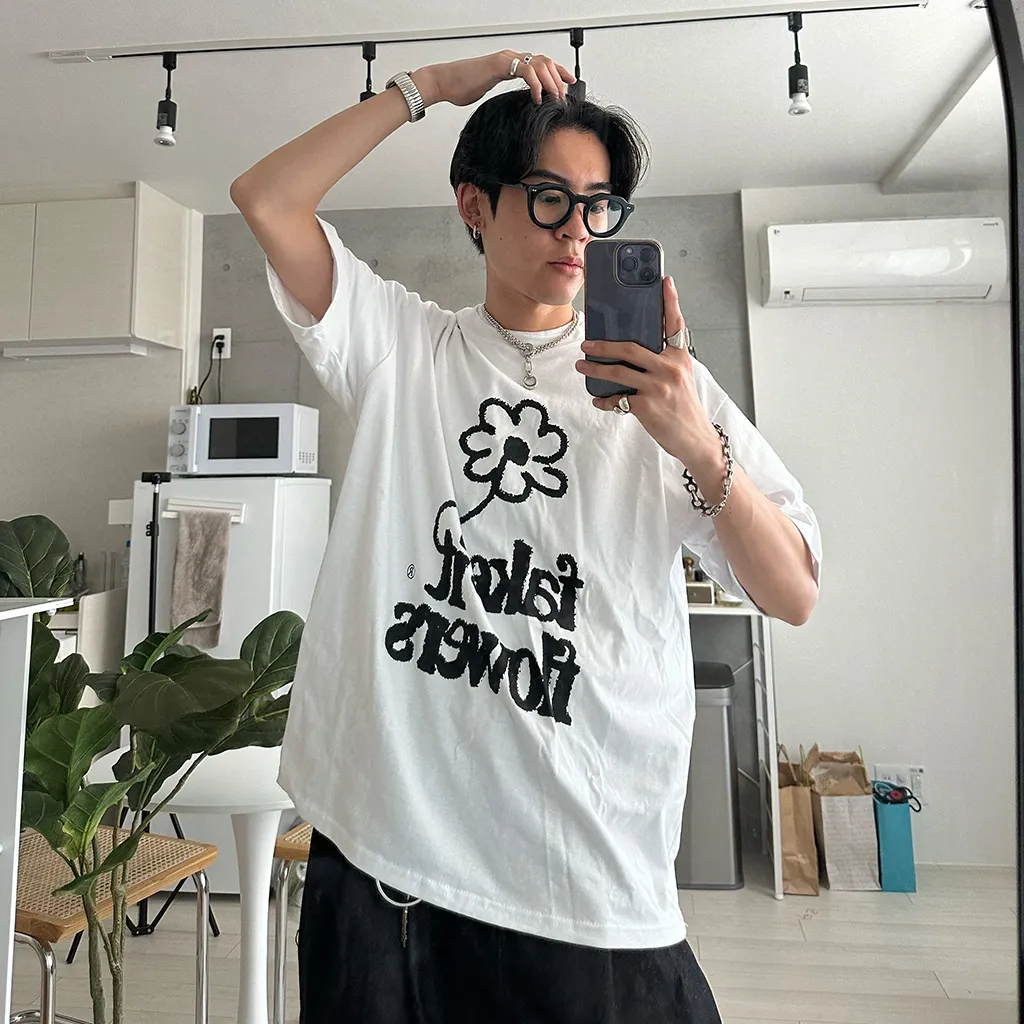 (ユニセックス) フラワーレタリング半袖Ｔシャツ