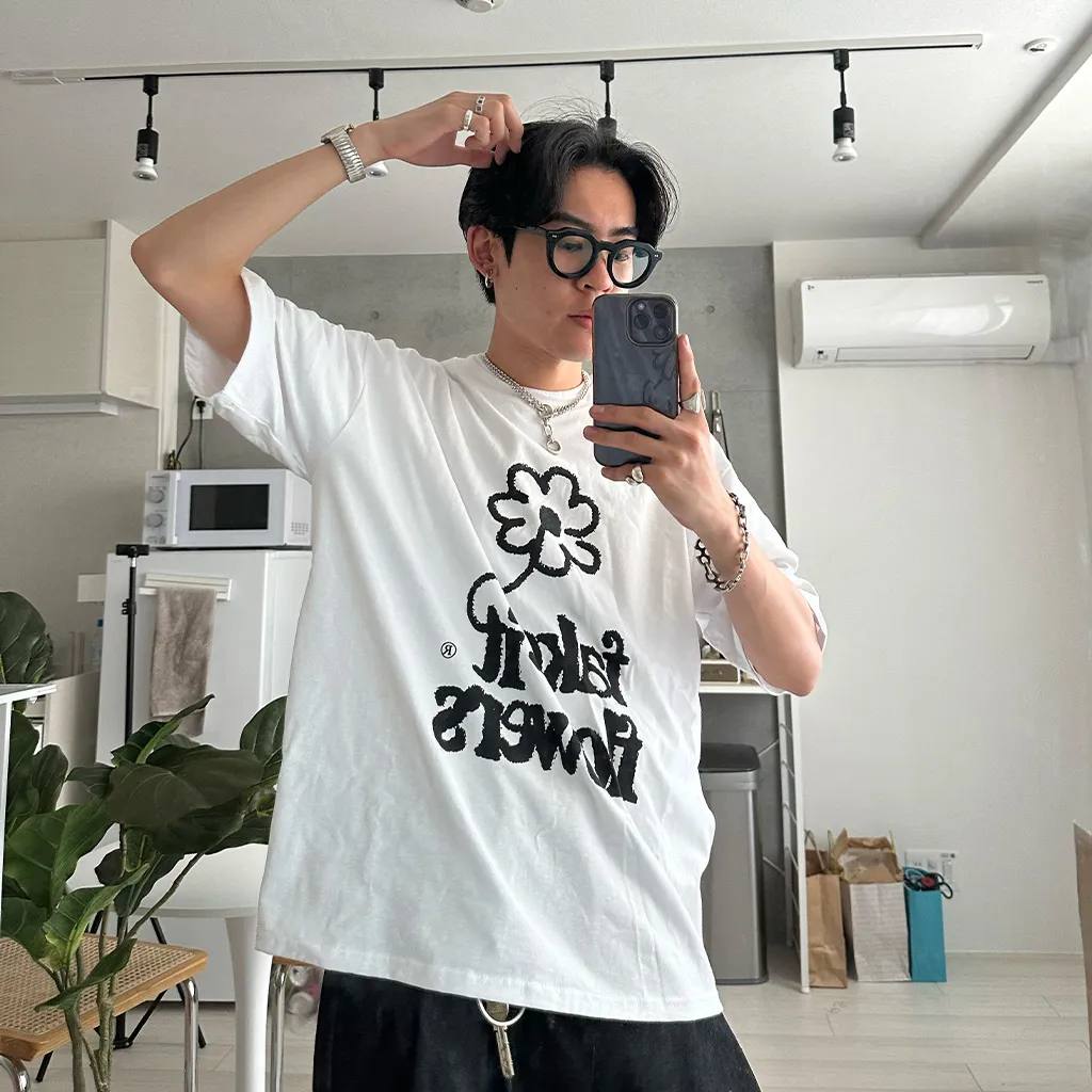(ユニセックス) フラワーレタリング半袖Ｔシャツ