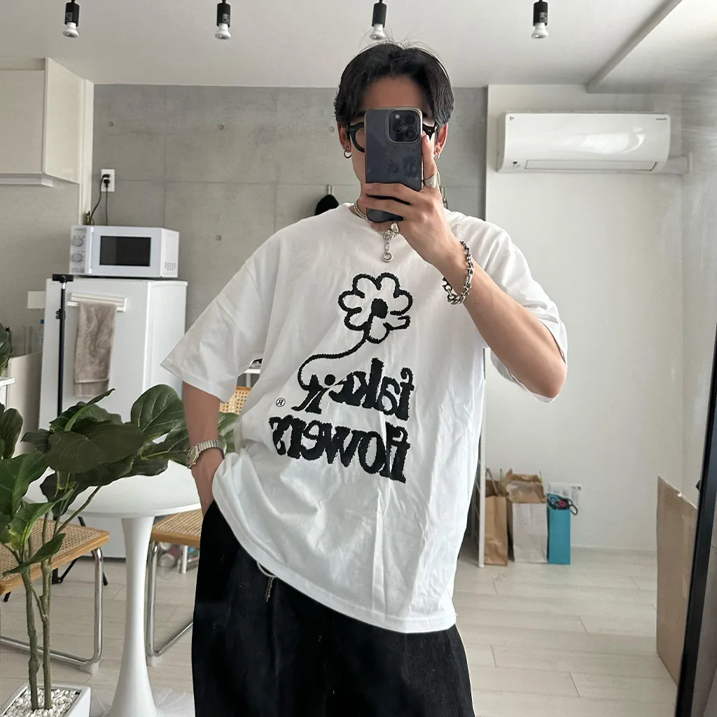 (ユニセックス) フラワーレタリング半袖Ｔシャツ