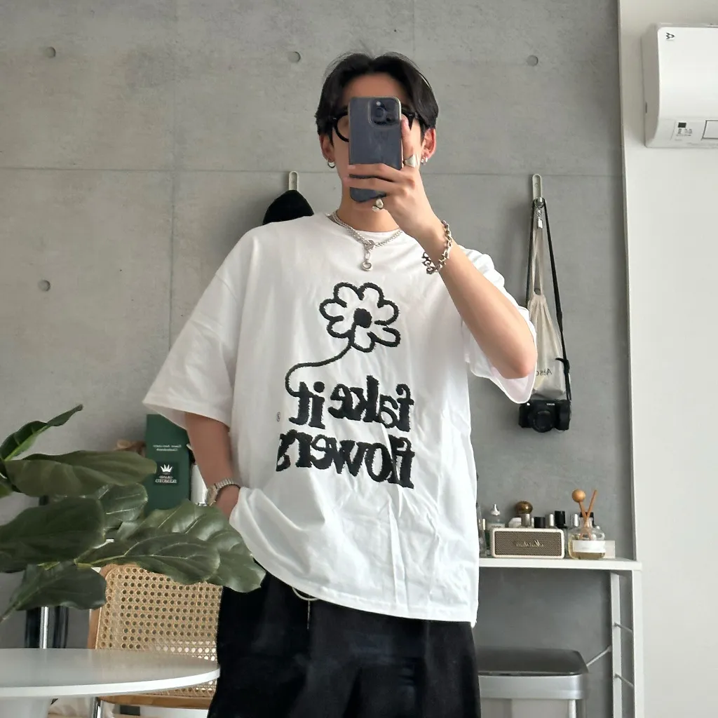 (ユニセックス) フラワーレタリング半袖Ｔシャツ