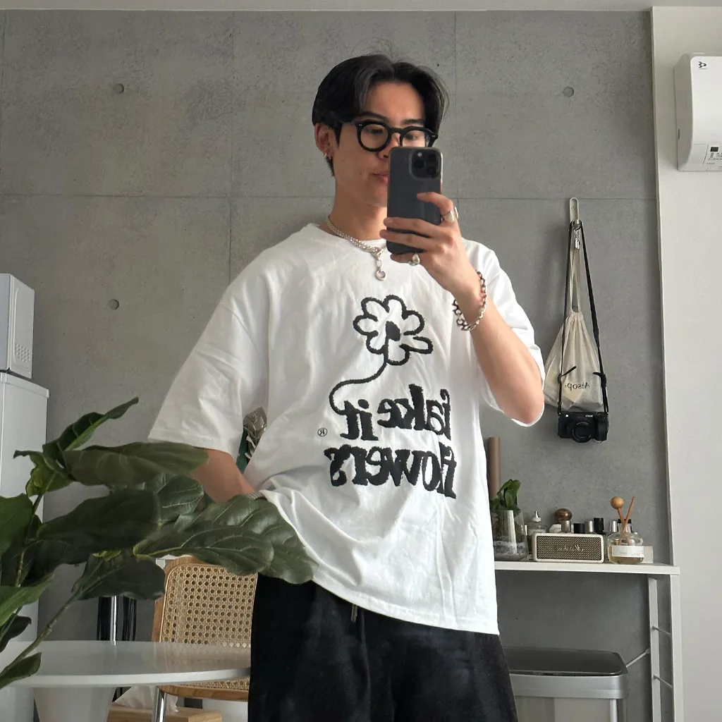 (ユニセックス) フラワーレタリング半袖Ｔシャツ