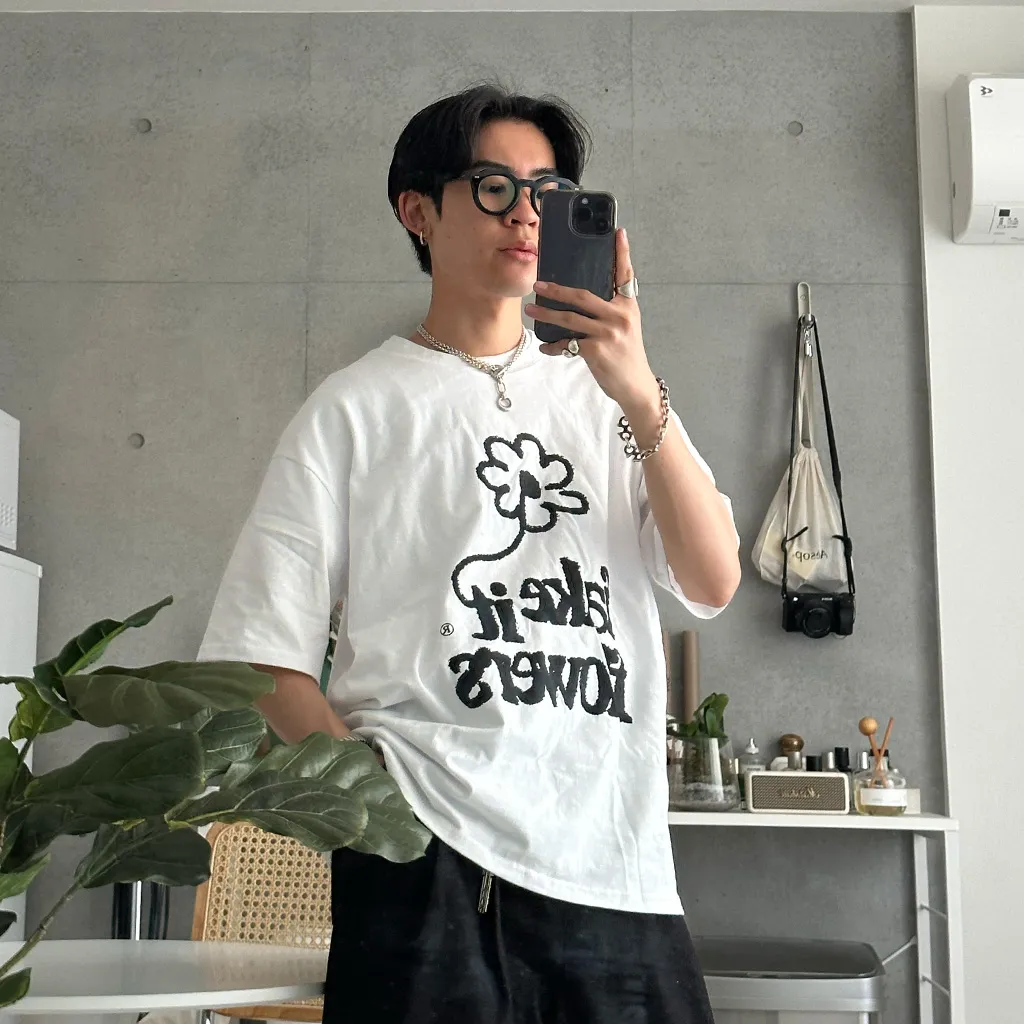 (ユニセックス) フラワーレタリング半袖Ｔシャツ
