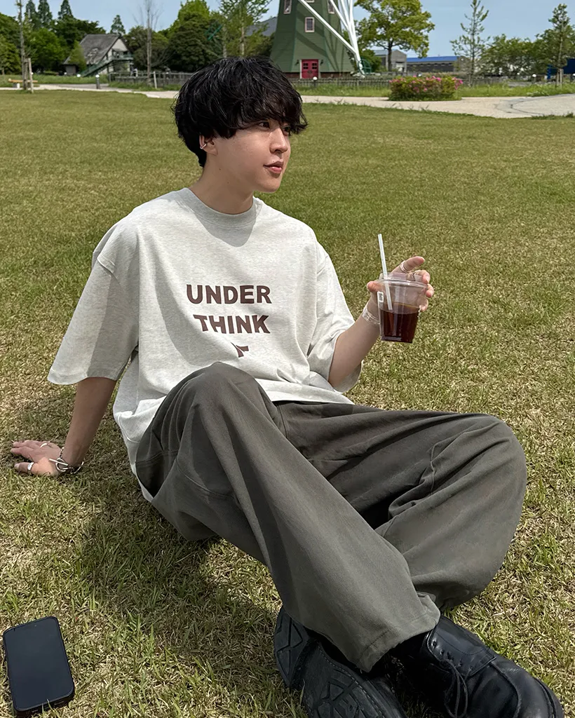 （ユニセックス）シンプルレタリングTシャツ
