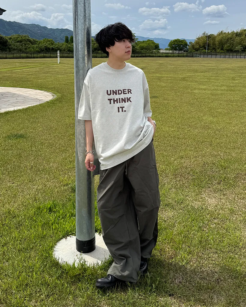 （ユニセックス）シンプルレタリングTシャツ