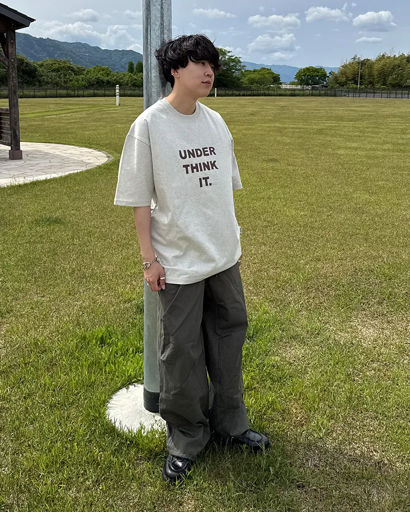 （ユニセックス）シンプルレタリングTシャツ