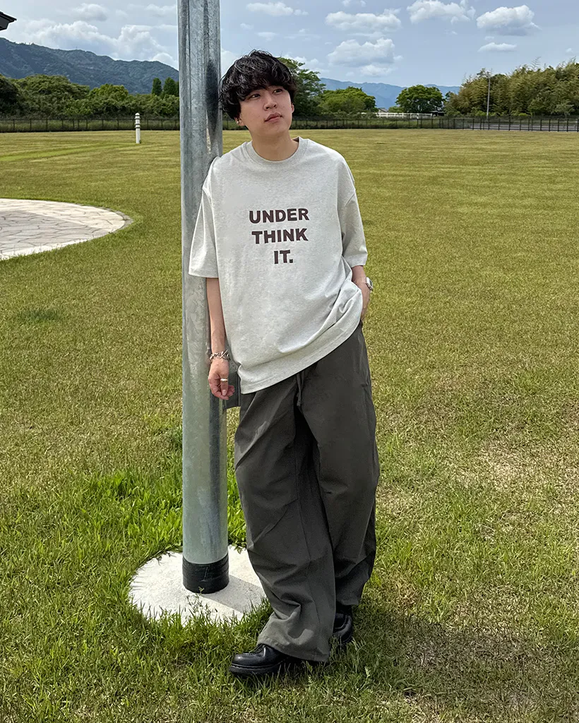 （ユニセックス）シンプルレタリングTシャツ