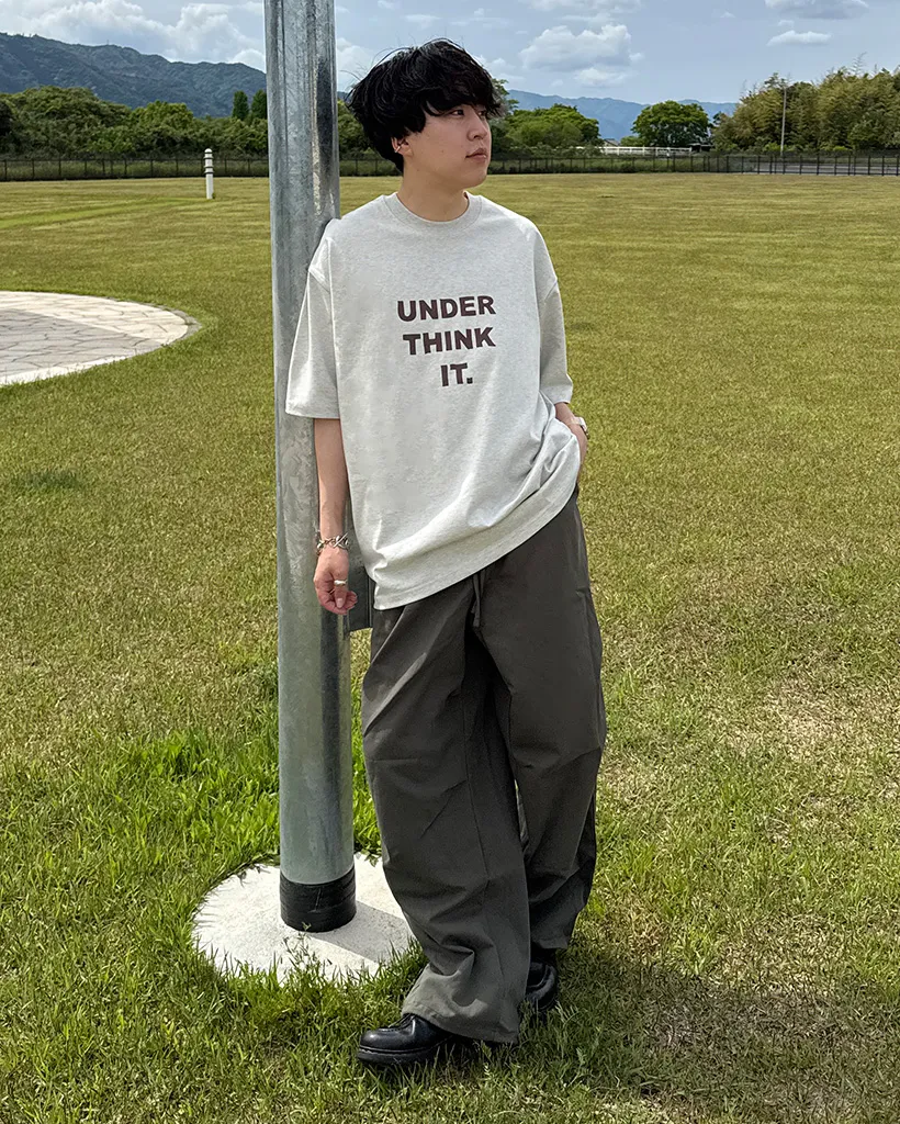 （ユニセックス）シンプルレタリングTシャツ