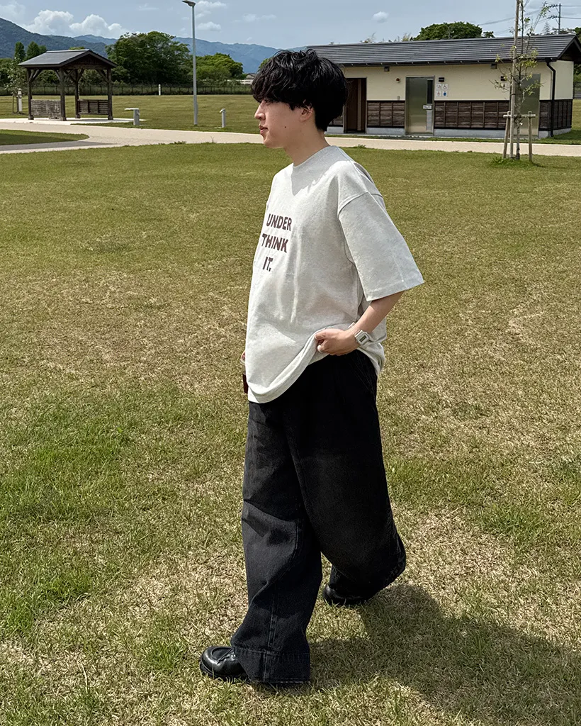 （ユニセックス）シンプルレタリングTシャツ