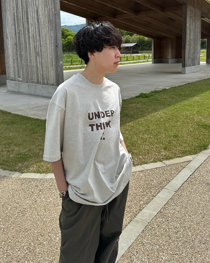 （ユニセックス）シンプルレタリングTシャツ