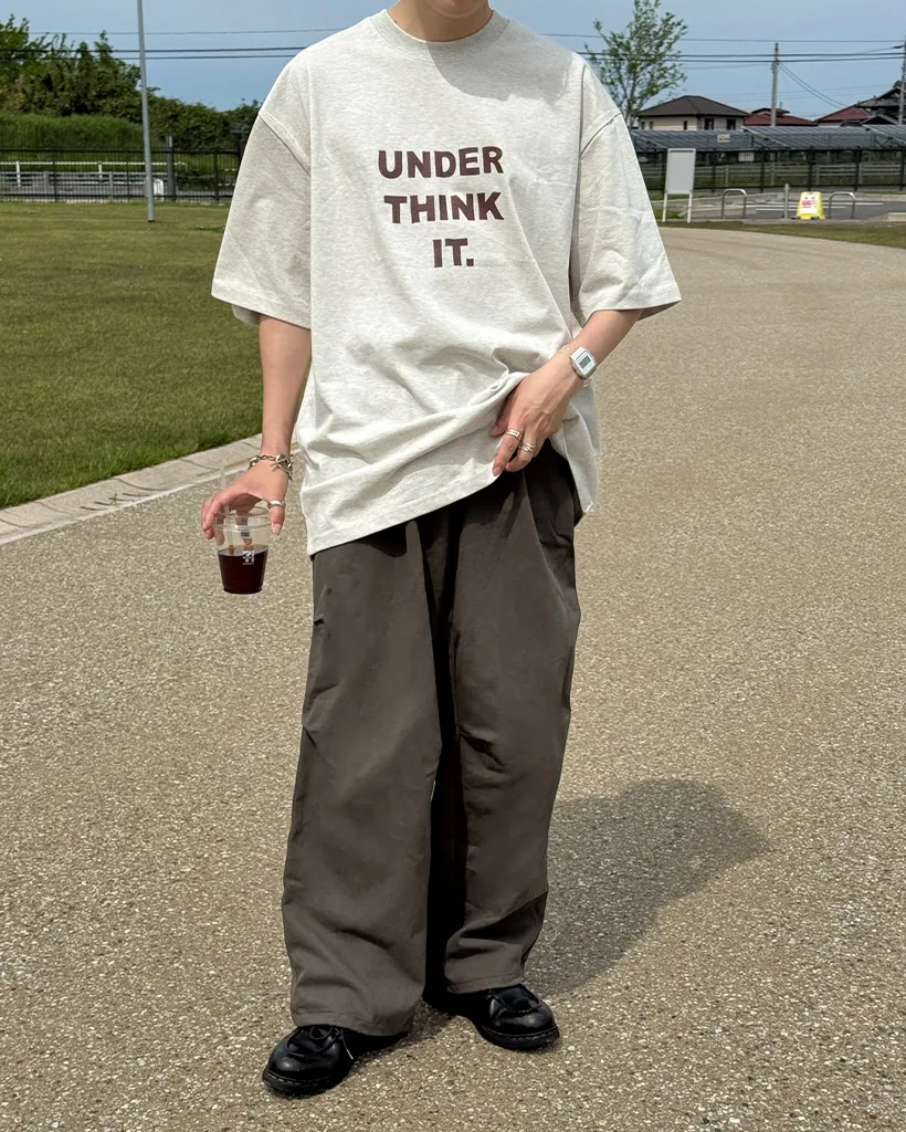 （ユニセックス）シンプルレタリングTシャツ