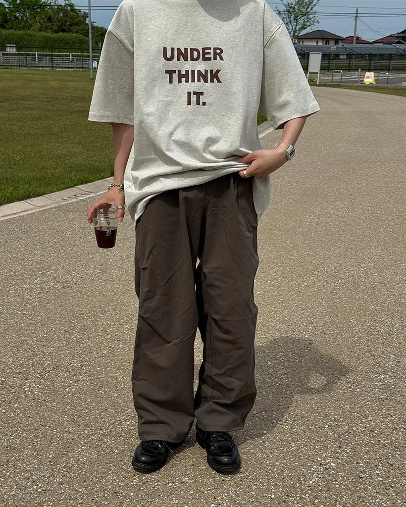 （ユニセックス）シンプルレタリングTシャツ