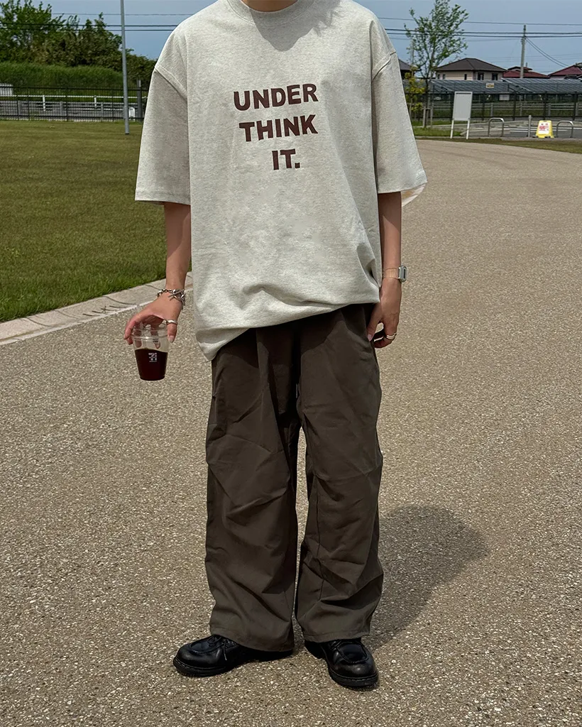 （ユニセックス）シンプルレタリングTシャツ