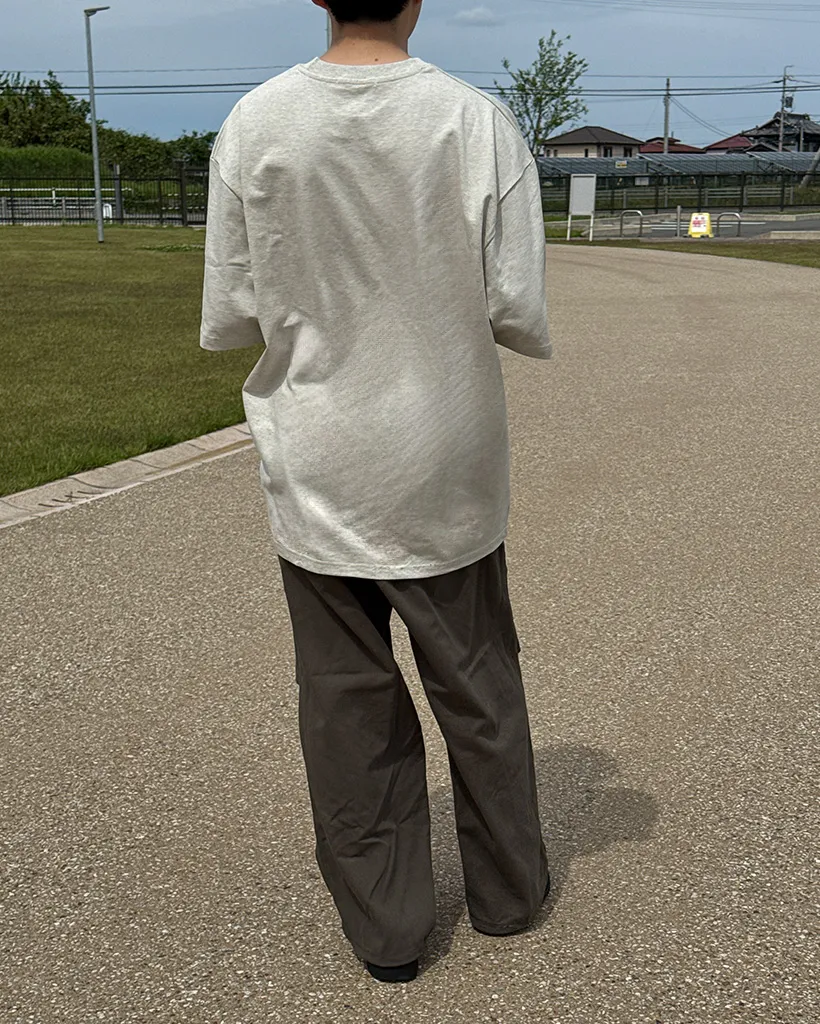 （ユニセックス）シンプルレタリングTシャツ