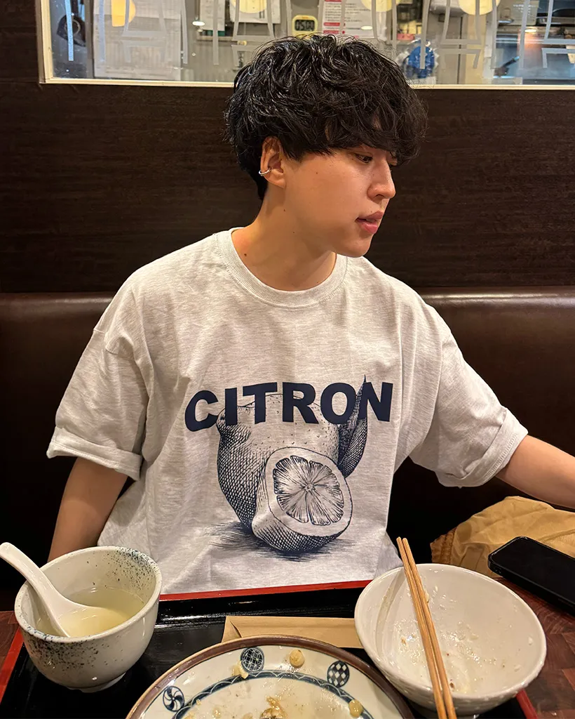 （ユニセックス）レモンプリントTシャツ