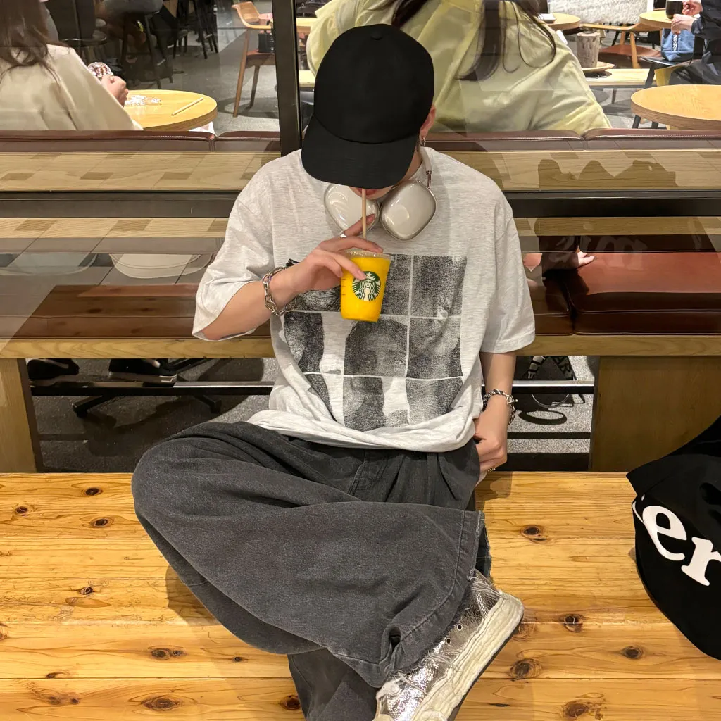 (ユニセックス) スクエアプリントTシャツ