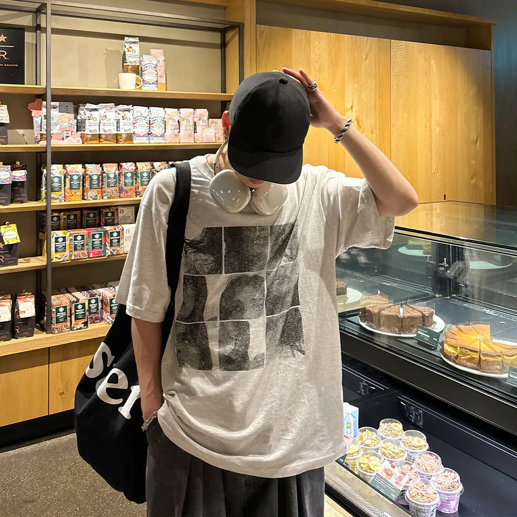 (ユニセックス) スクエアプリントTシャツ