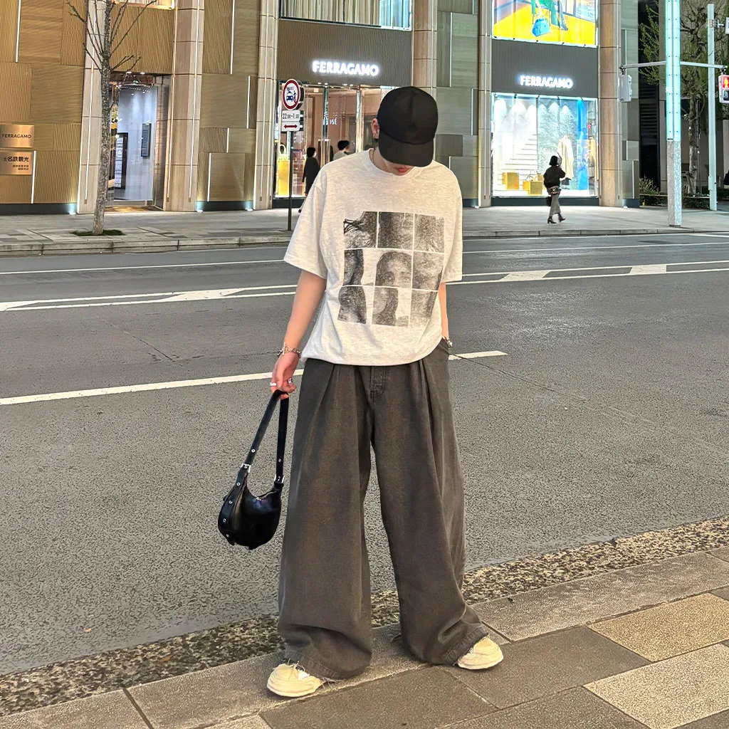 (ユニセックス) スクエアプリントTシャツ