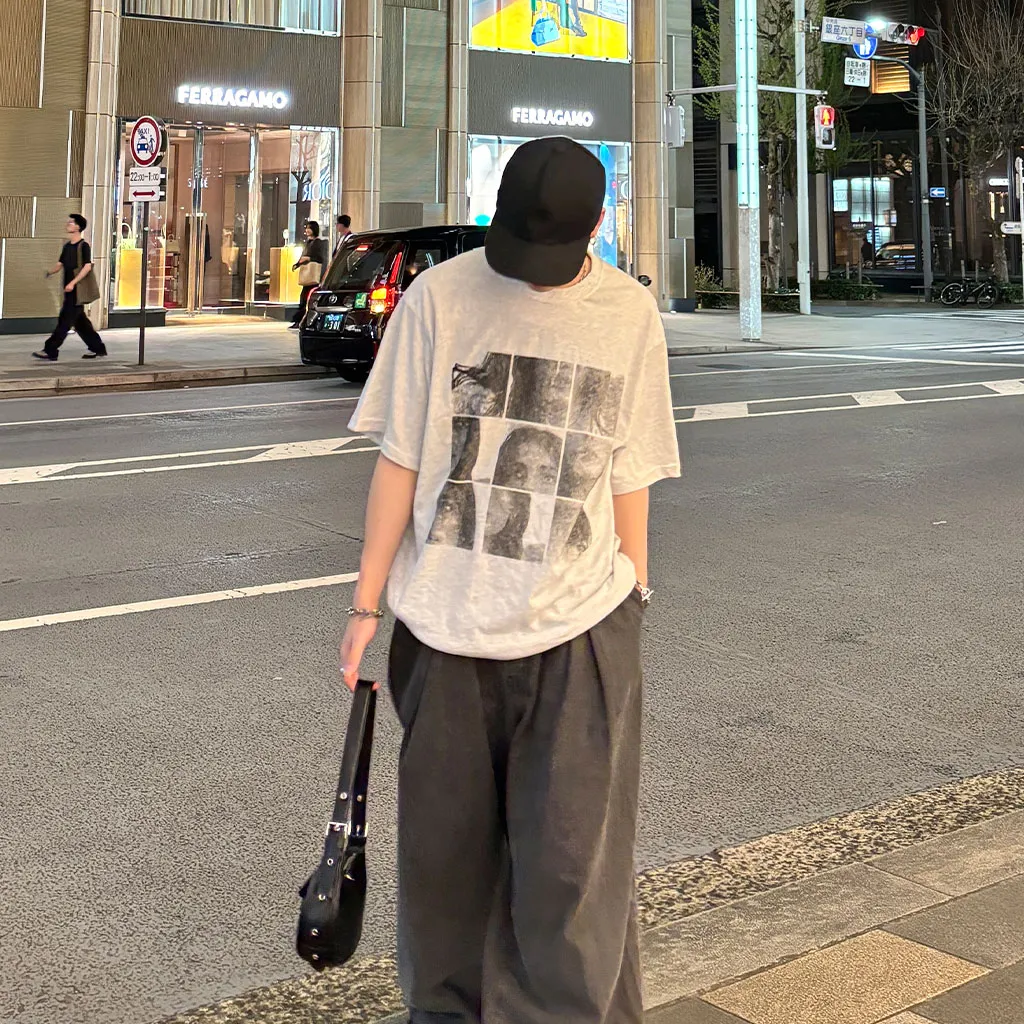 (ユニセックス) スクエアプリントTシャツ