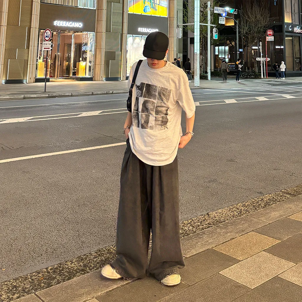 (ユニセックス) スクエアプリントTシャツ