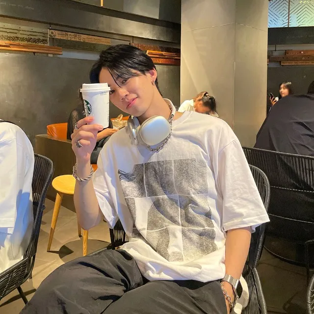 (ユニセックス) スクエアプリントTシャツ