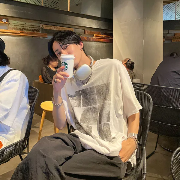 (ユニセックス) スクエアプリントTシャツ