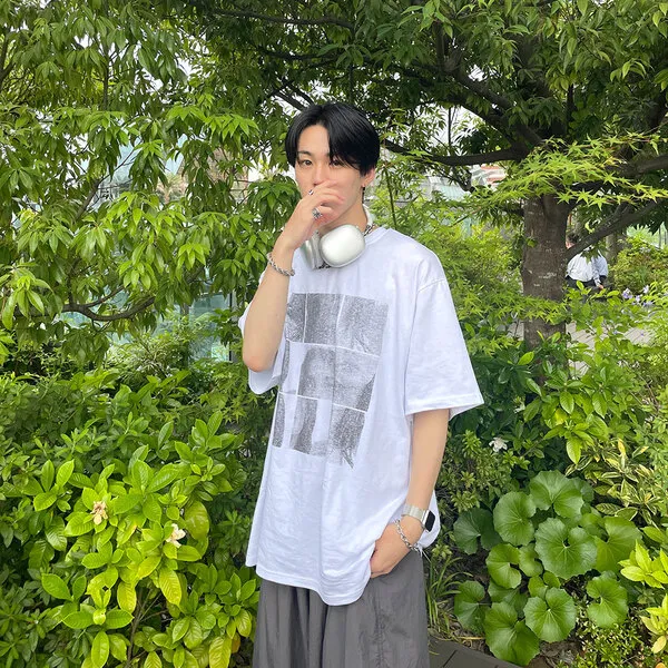 (ユニセックス) スクエアプリントTシャツ