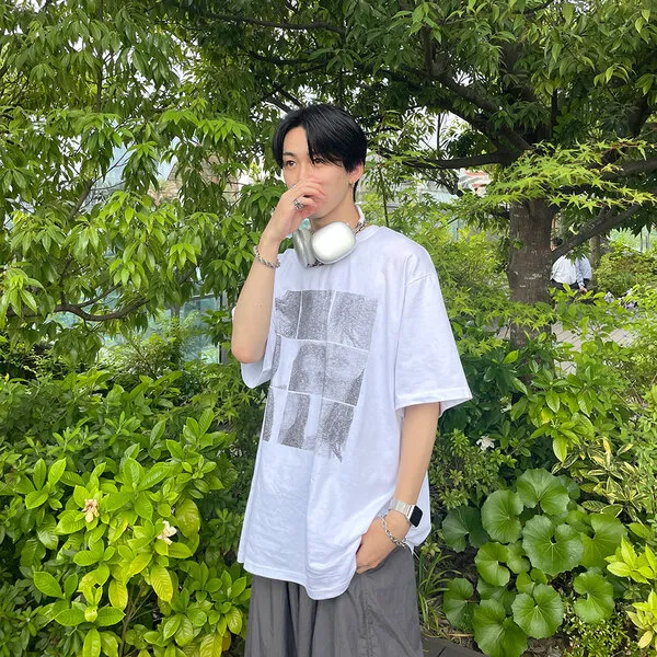 (ユニセックス) スクエアプリントTシャツ