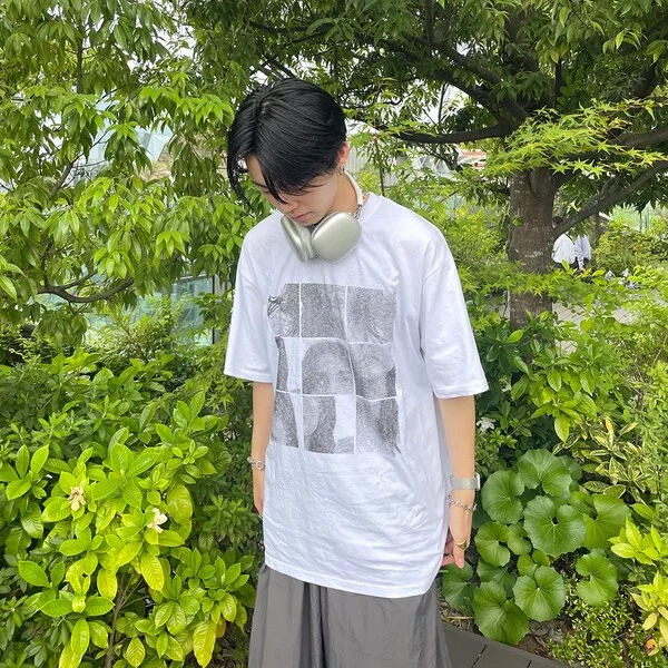 (ユニセックス) スクエアプリントTシャツ