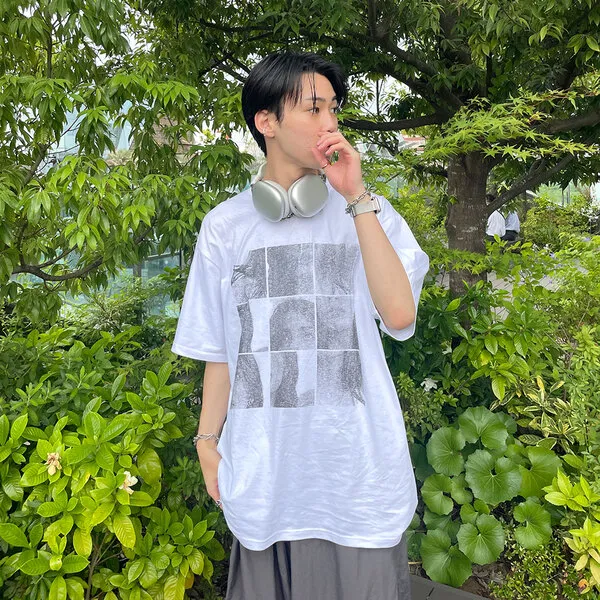 (ユニセックス) スクエアプリントTシャツ