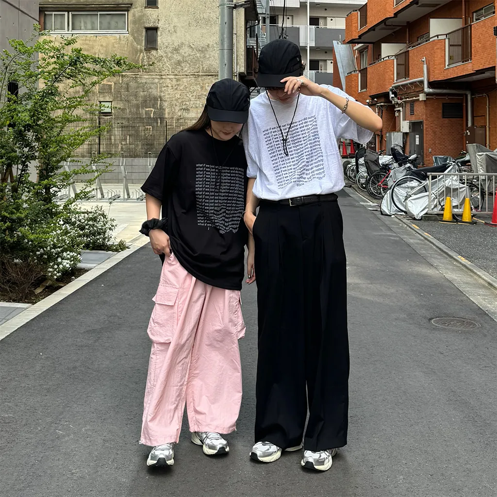 （ユニセックス）カラーレタリング半袖Tシャツ