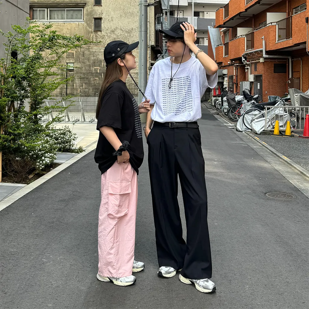 （ユニセックス）カラーレタリング半袖Tシャツ