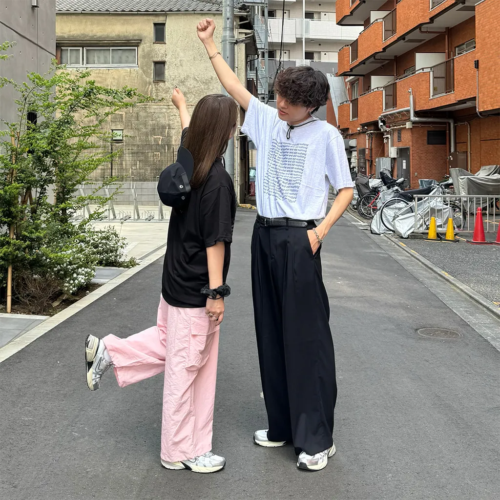 （ユニセックス）カラーレタリング半袖Tシャツ