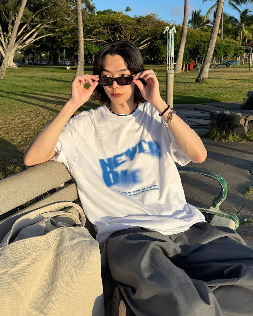 (ユニセックス)スプレーレタリング半袖Tシャツ